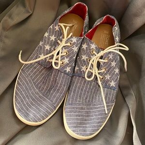 5/$10 - EUC Toms Stars & Stripes Lace-Up Shoes